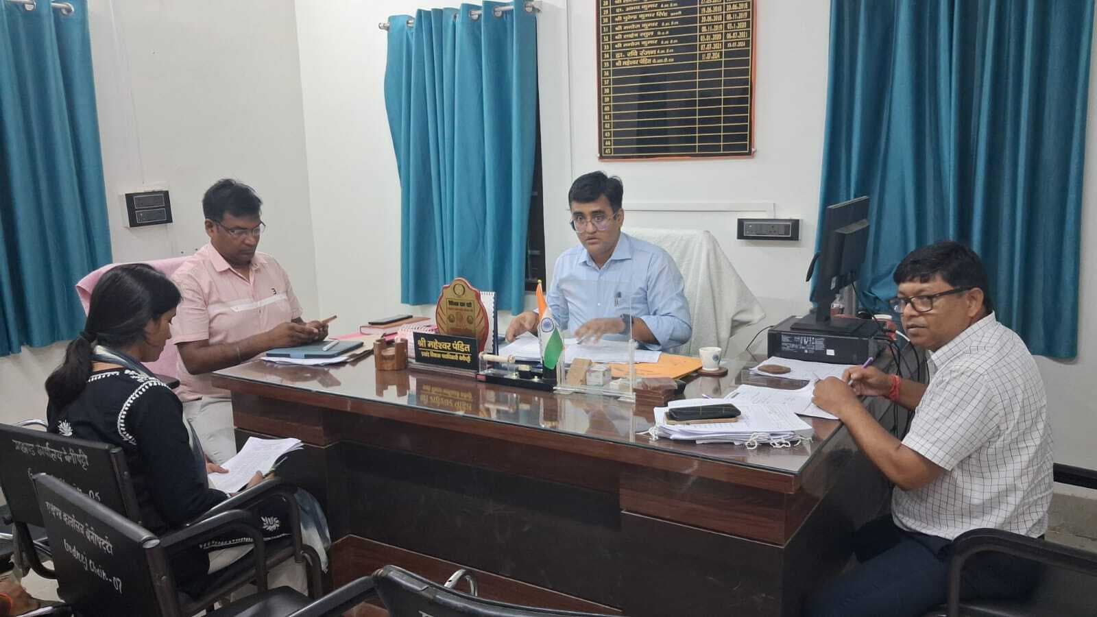 Madhubani News : एडीएम ने विशेष गहन पुनरीक्षण कार्यों की समीक्षा की