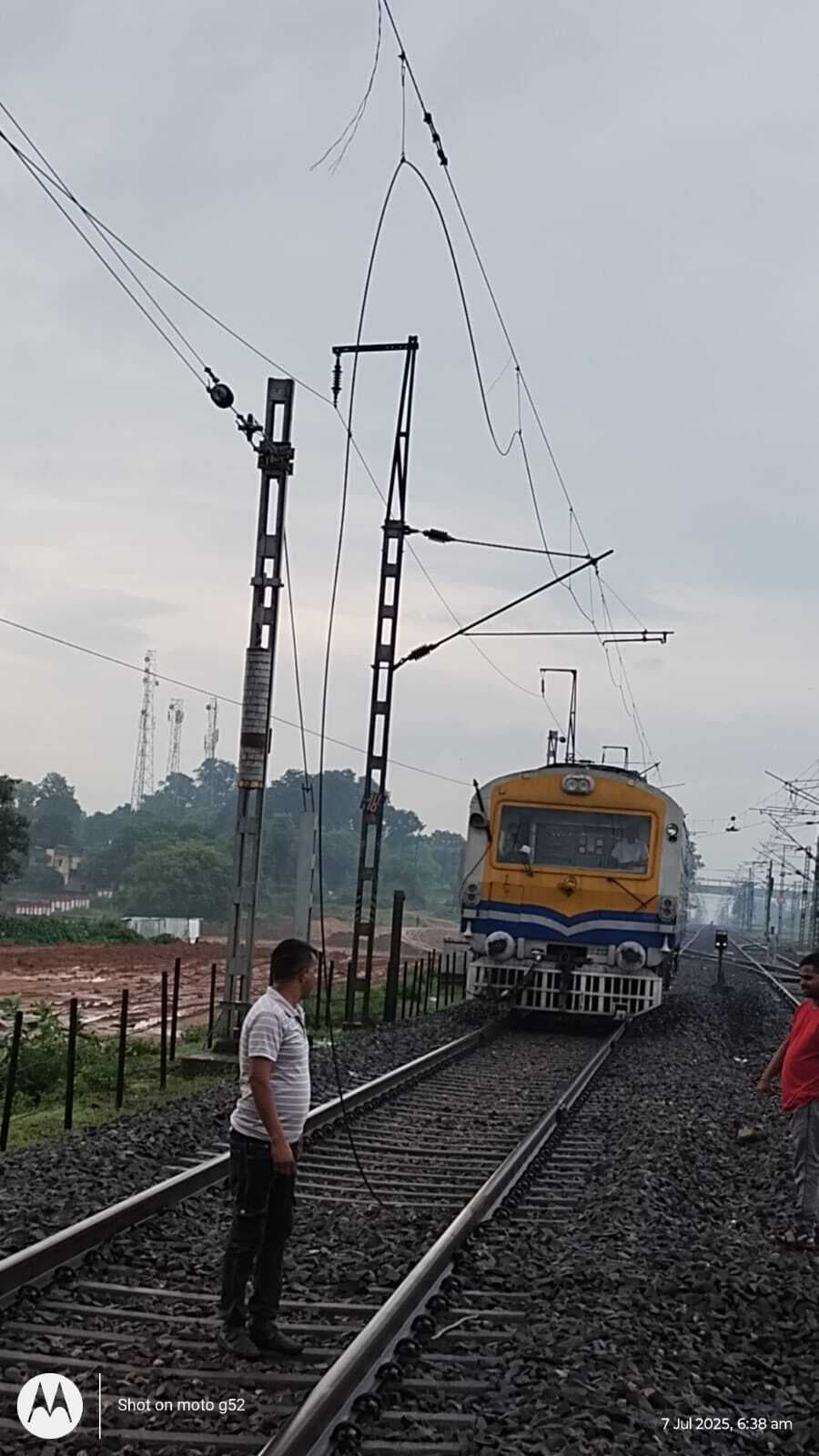 Dhanbad News: निमियाघाट में ओवरहेड तार टूटा, करंट से युवक गंभीर, राजधानी समेत कई ट्रेनें प्रभावित