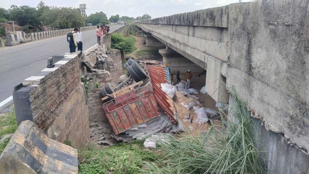पिकअप को बचाने के दौरान दो पुलों के बीच पलटा ट्रक