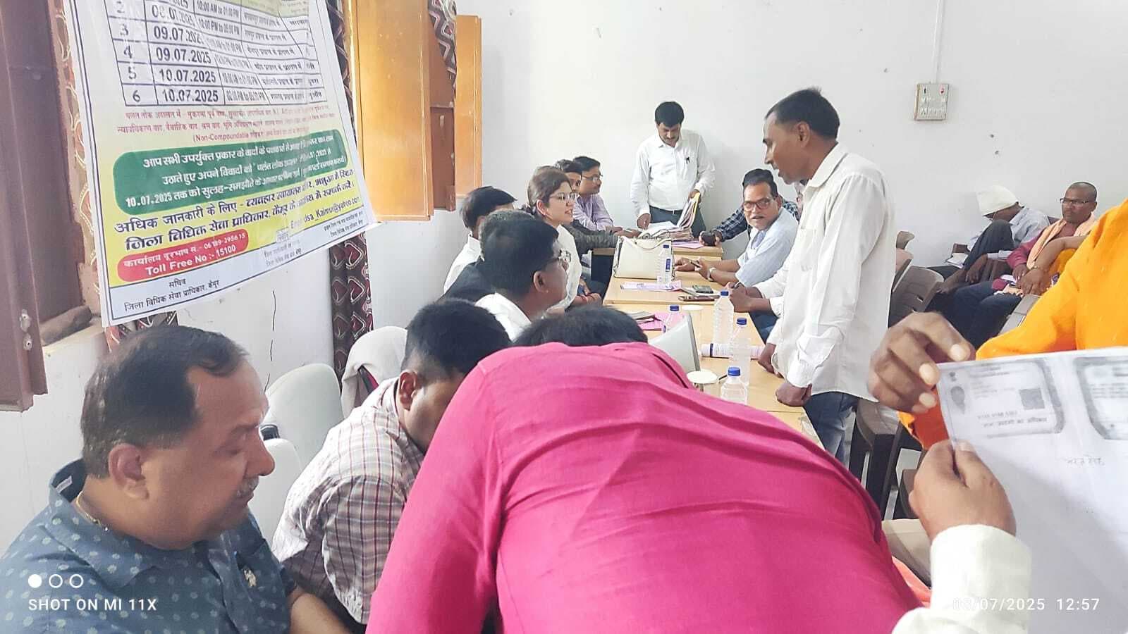 चलंत लोक अदालत में फरियादियों के मामलों का हुआ निबटारा