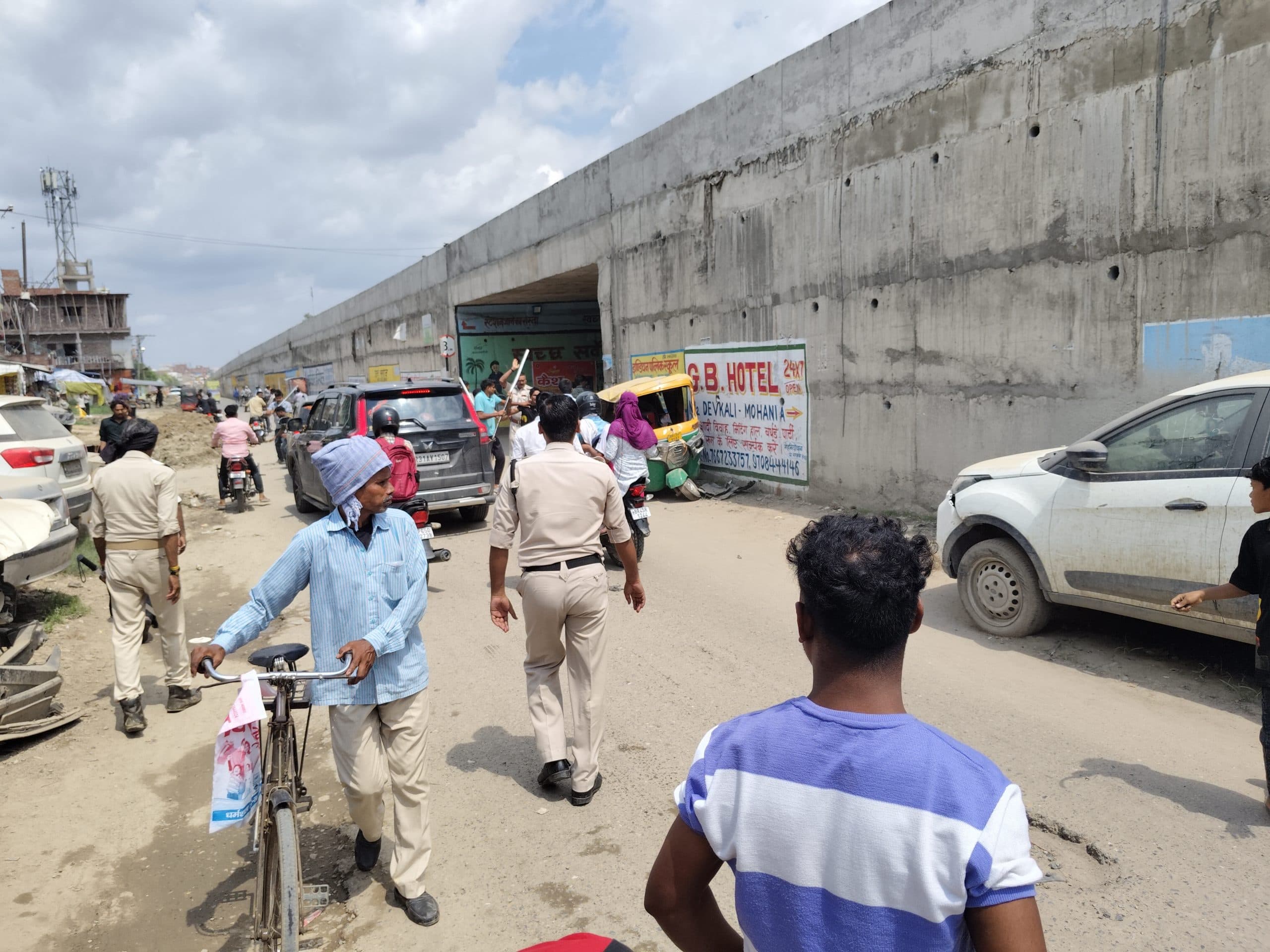 मोहनिया थाने के समीप दो पक्षों में मारपीट व पथराव