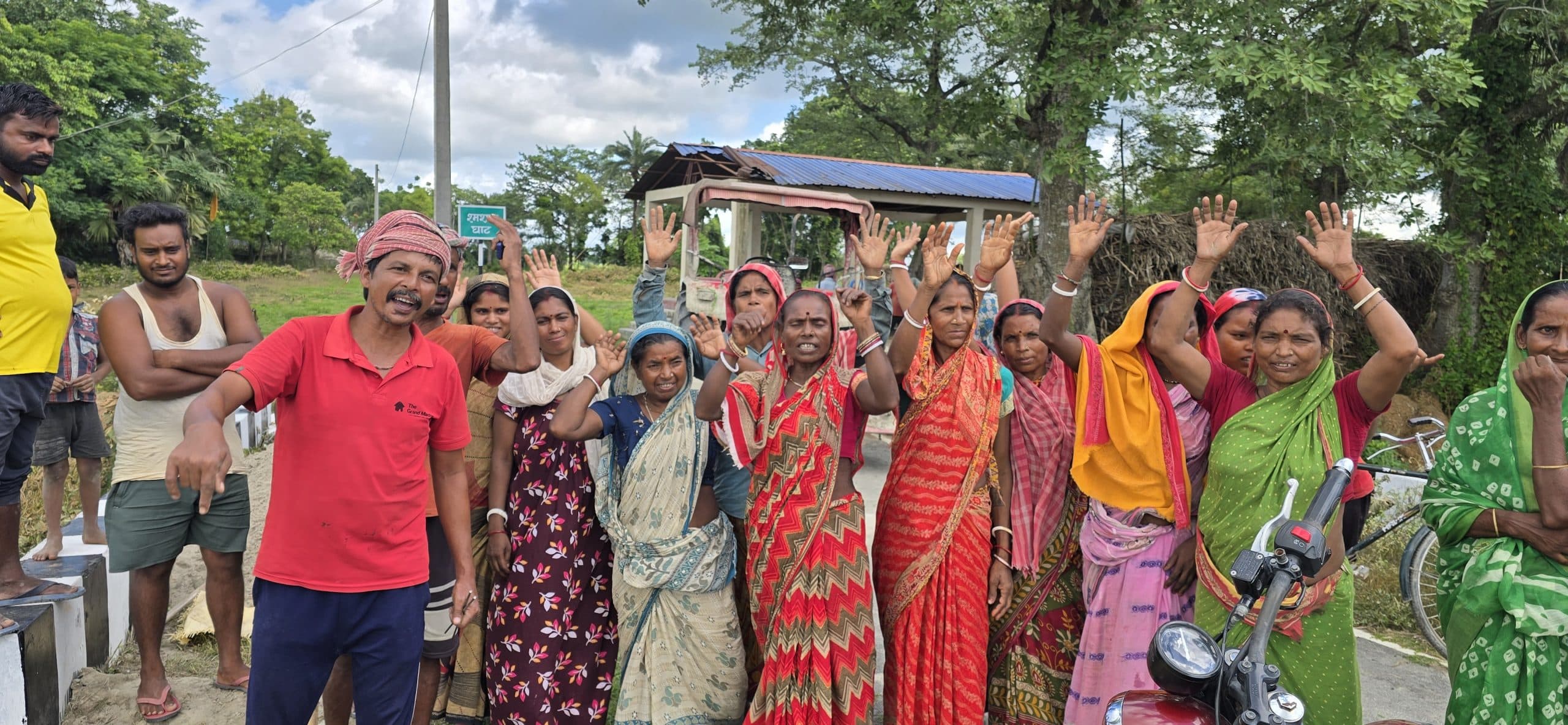 छठ घाट में घटिया सामग्री लगाने का आरोप लगा जताया विरोध