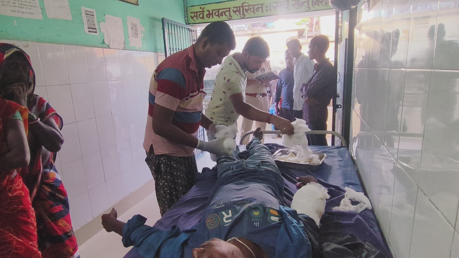 सड़क दुर्घटना में बाइक सवार तीन युवक घायल