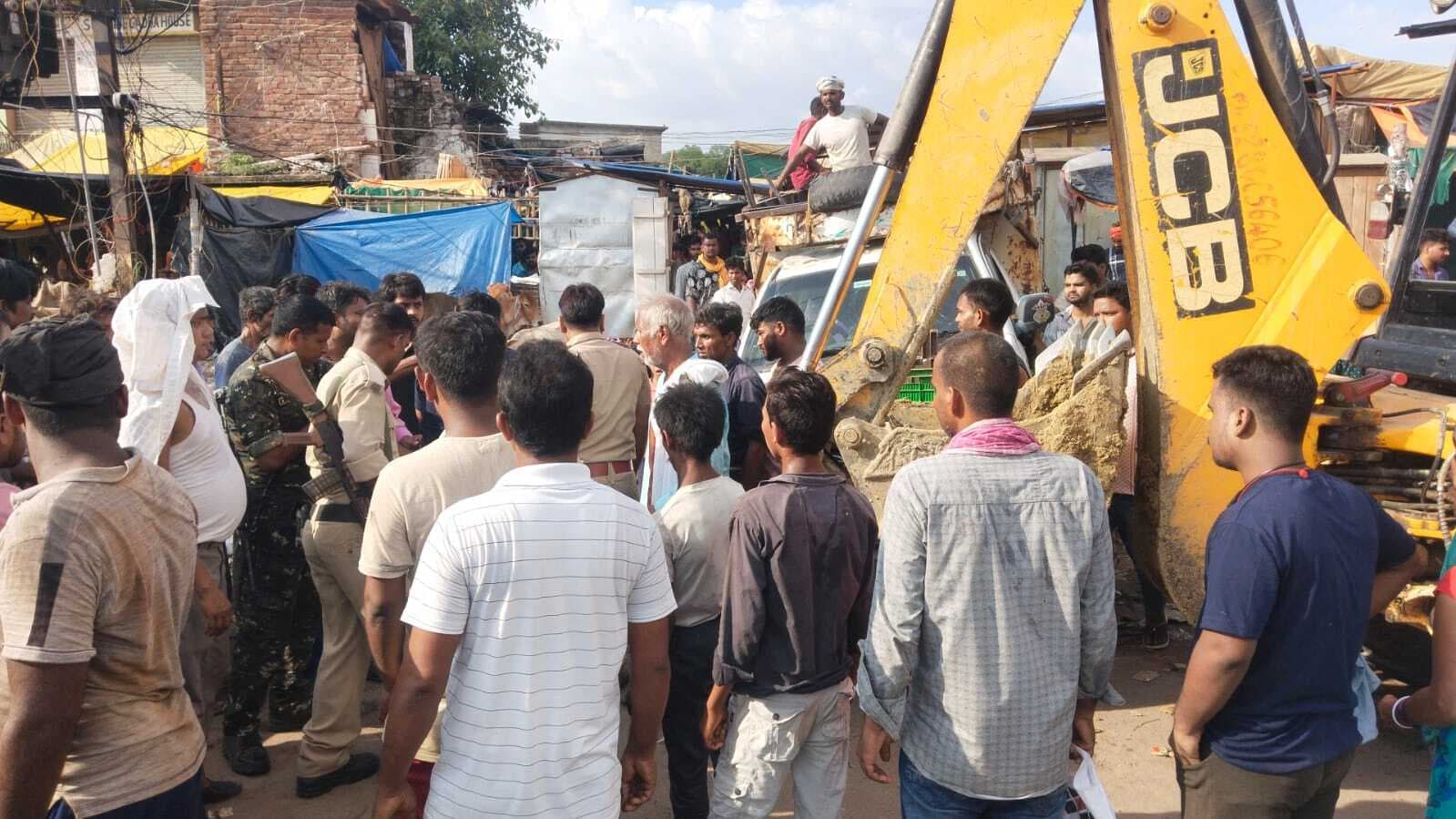 मुख्य बाजार स्थित सब्जी मंडी पर चला बुलडोजर, अतिक्रमण हटाकर करायी गयी बाउंड्री