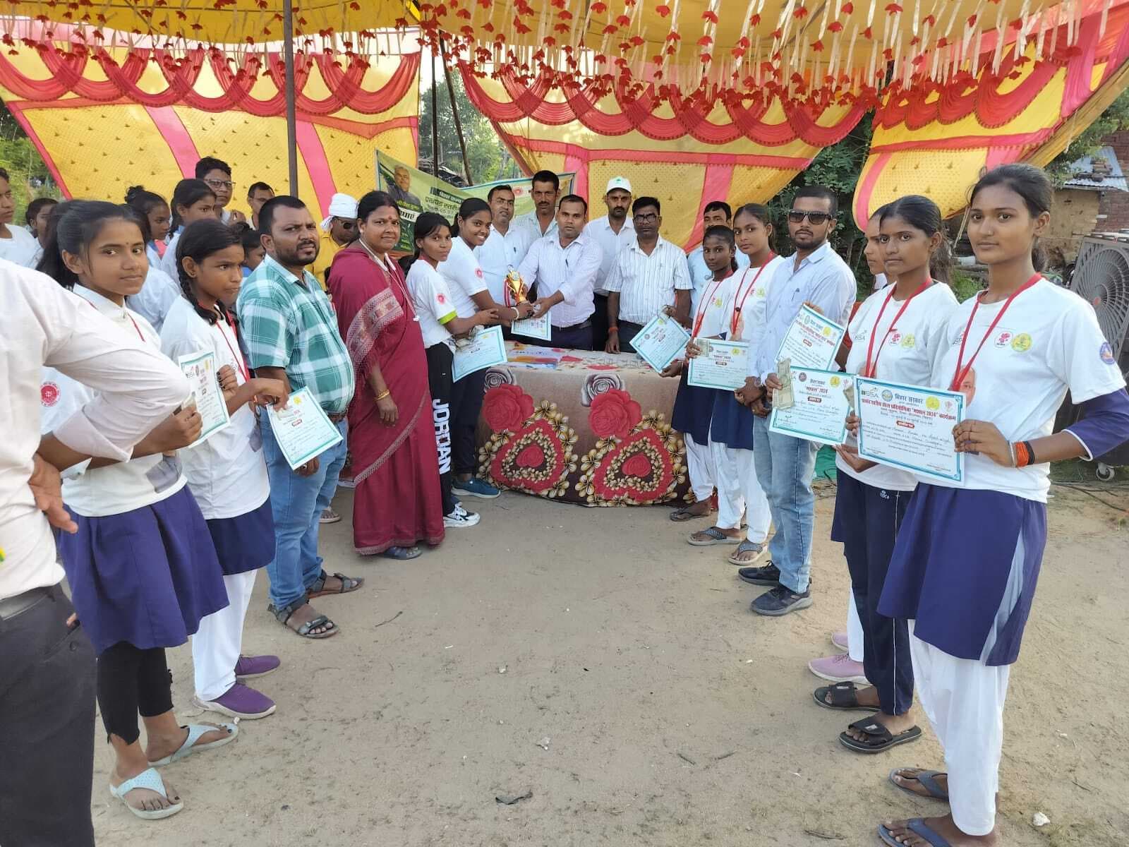 कबड्डी प्रतियोगिता में संकुल उच्च विद्यालय चिल्हकी अंबा के बच्चे बने विजेता