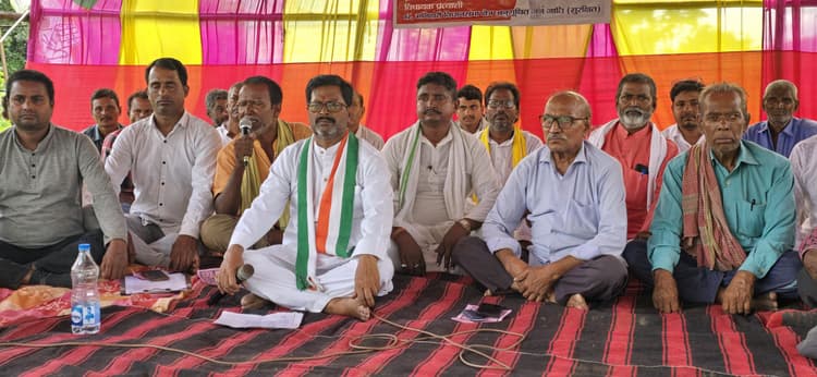 सीओ व राजस्व कर्मचारी के विरुद्ध अनिश्चितकालीन हड़ताल पर बैठे ग्रामीण
