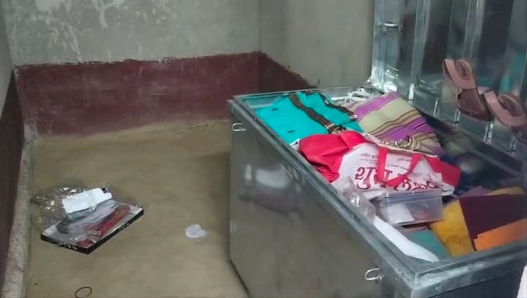 घर में घुस कर चोरों ने की ढाई लाख रुपये की चोरी