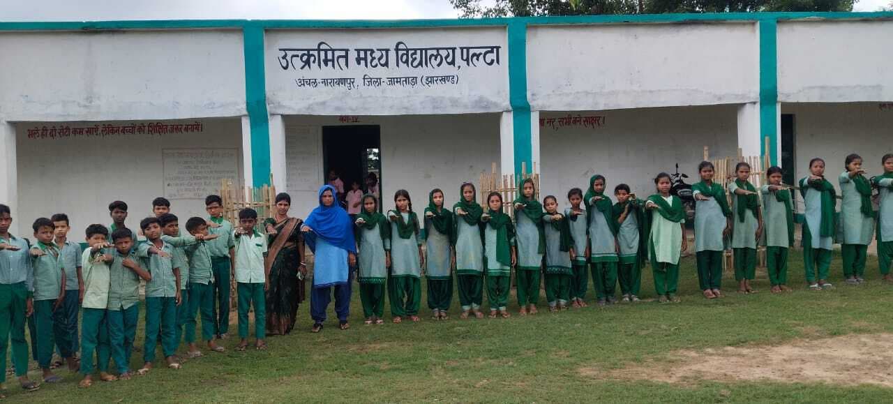 गांव को प्लास्टिक मुक्त बनाने के लिए दिलायी गयी शपथ