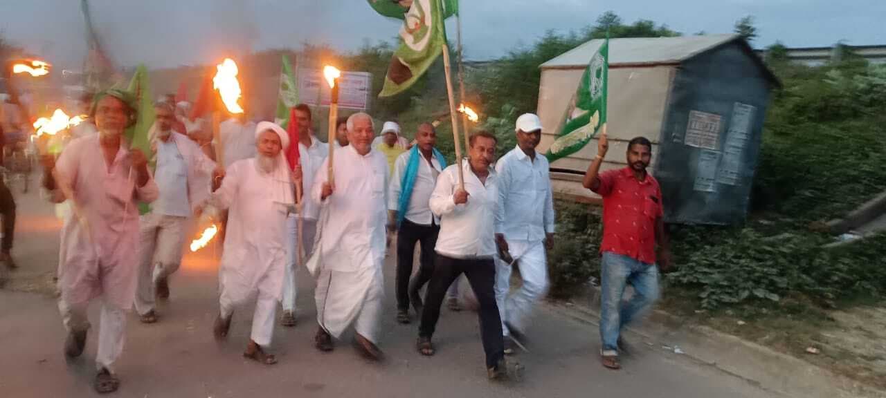 Madhubani News : फुलपरास में महागठबंधन दलों के नेताओं ने निकाला मशाल जुलूस Madhubani News : फुलपरास में महागठबंधन दलों के नेताओं ने निकाला मशाल जुलूस