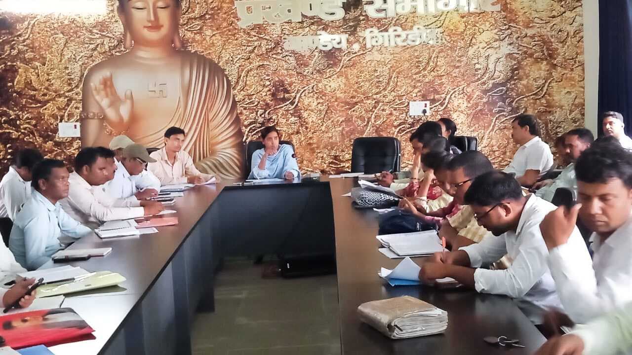 Giridih News : अबुआ आवास की धीमी गति पर बिफरीं बीडीओ, लगायी फटकार