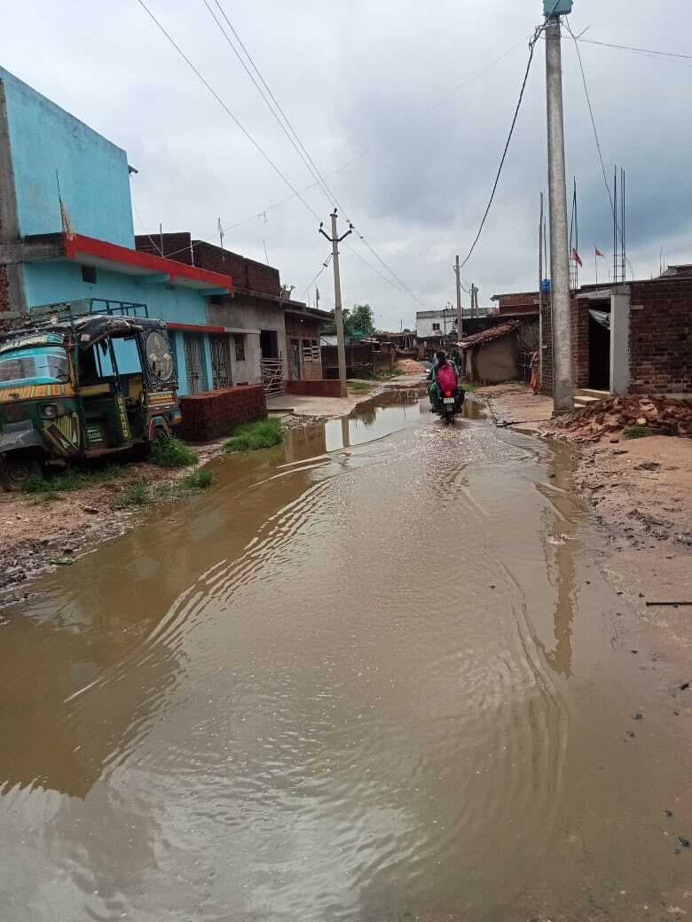 Giridih News : प्लस टू उवि कुम्हरलालो की सड़क तालाब में तब्दील