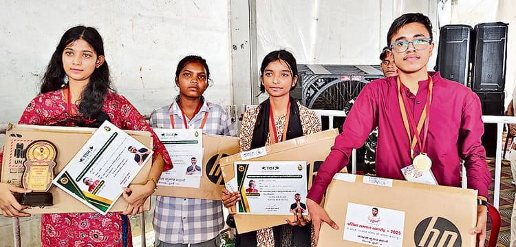 Bokaro News : राज्यपाल और विधायक ने बच्चों को किया प्रेरित