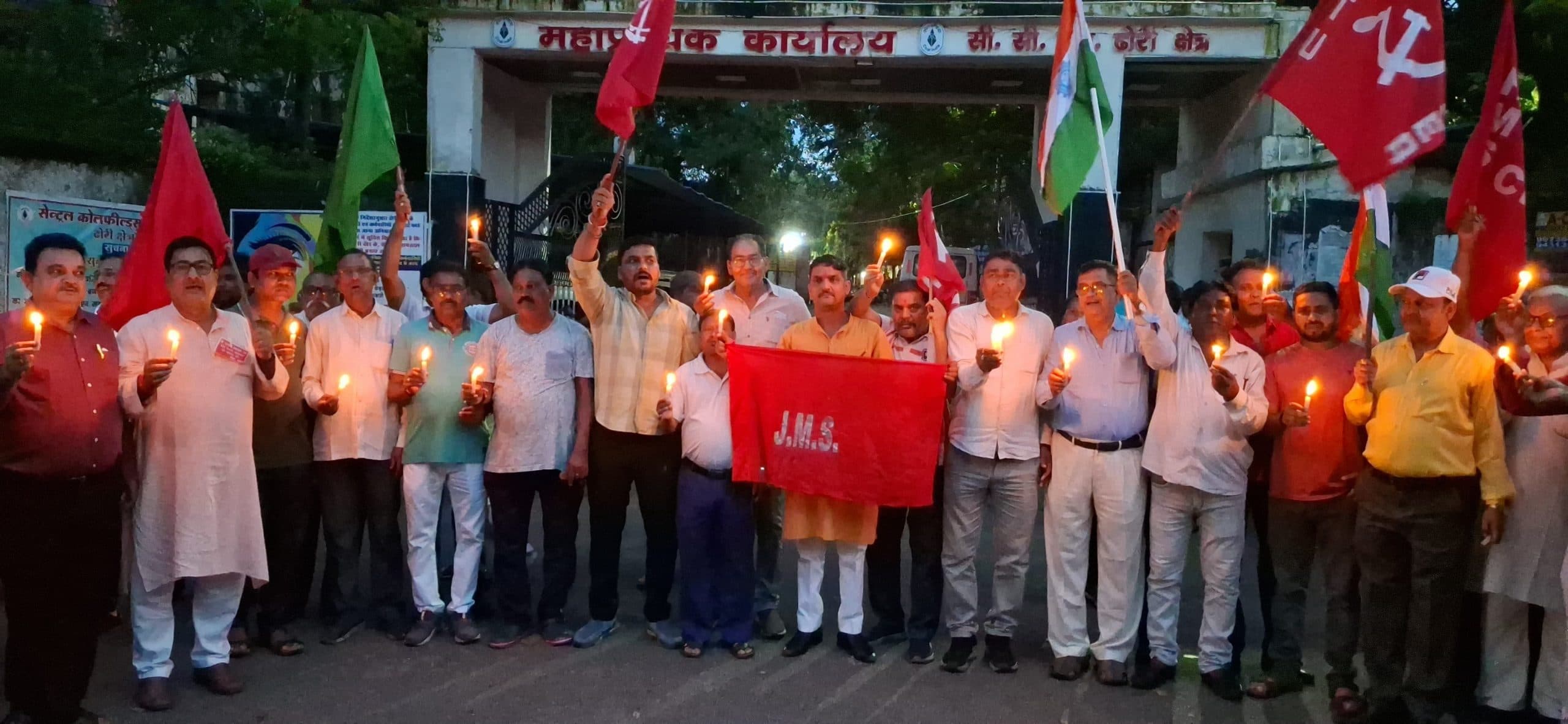 Bokaro News : हड़ताल को लेकर मोर्चा ने निकाला कैंडल मार्च