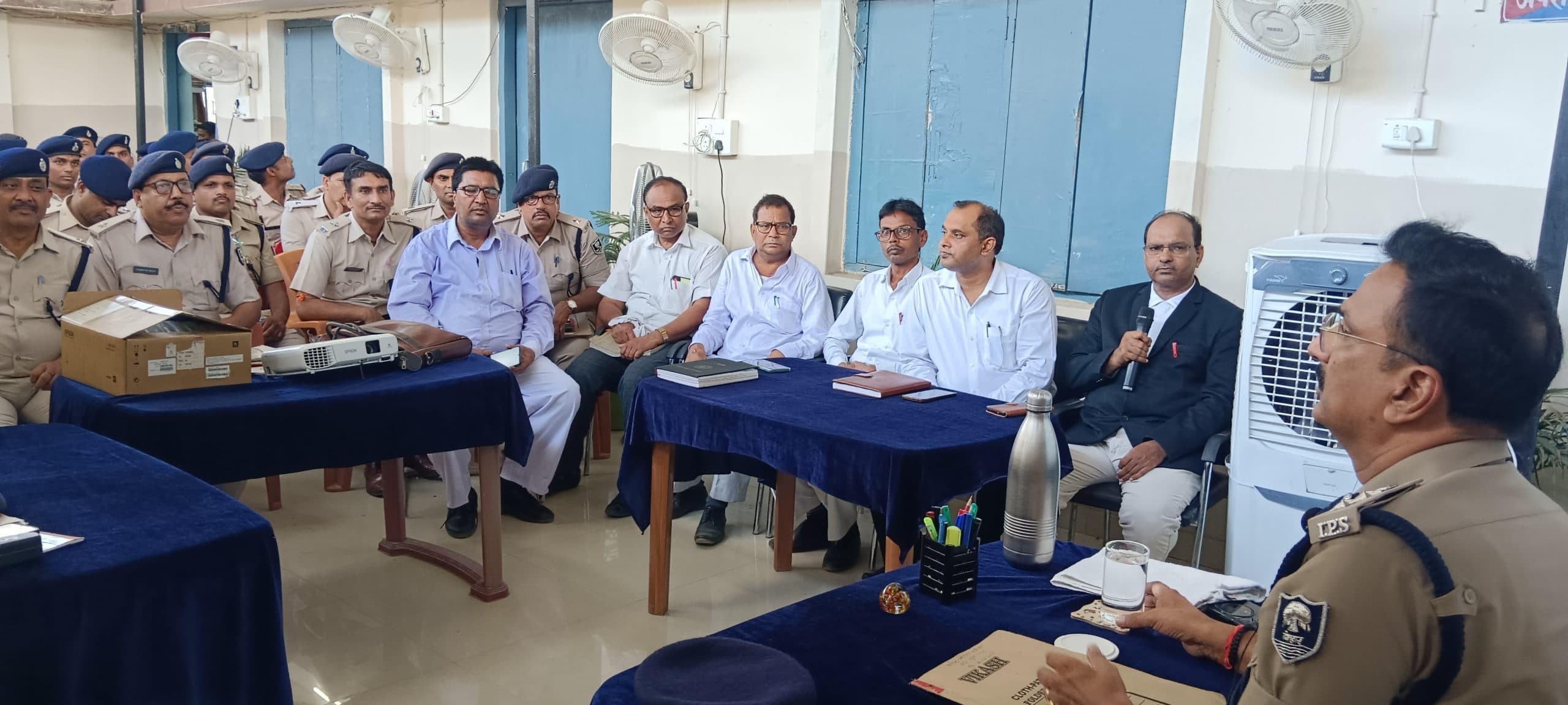 Bettiah : आगामी निर्वाचन चुनाव व महावीरी झंडा मेला को शांतिपूर्ण तरीके से संपन्न कराने का एसपी ने दिया निर्देश