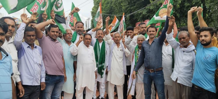 Motihari: मतगणना पुनरीक्षण के विरोध में किया चक्का जाम