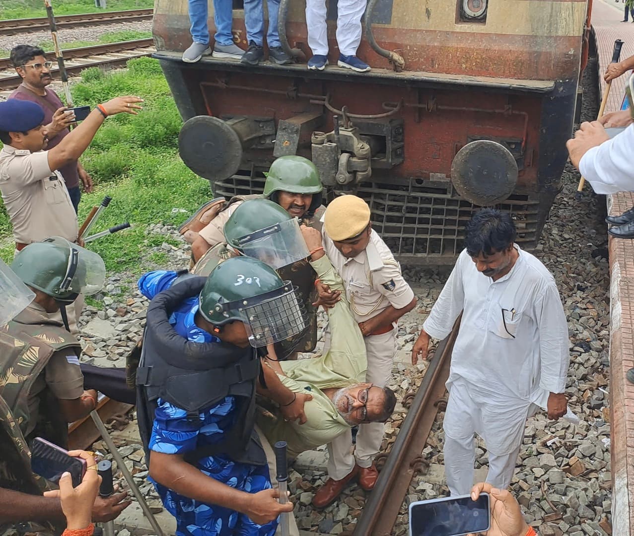 रेलवे ट्रैक पर सो गये बंद समर्थक