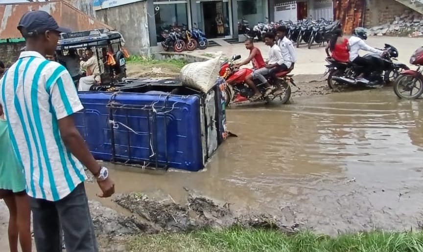 मसुरिया गांव में चम्पानगर-कचहरी बलुआ सड़क जर्जर