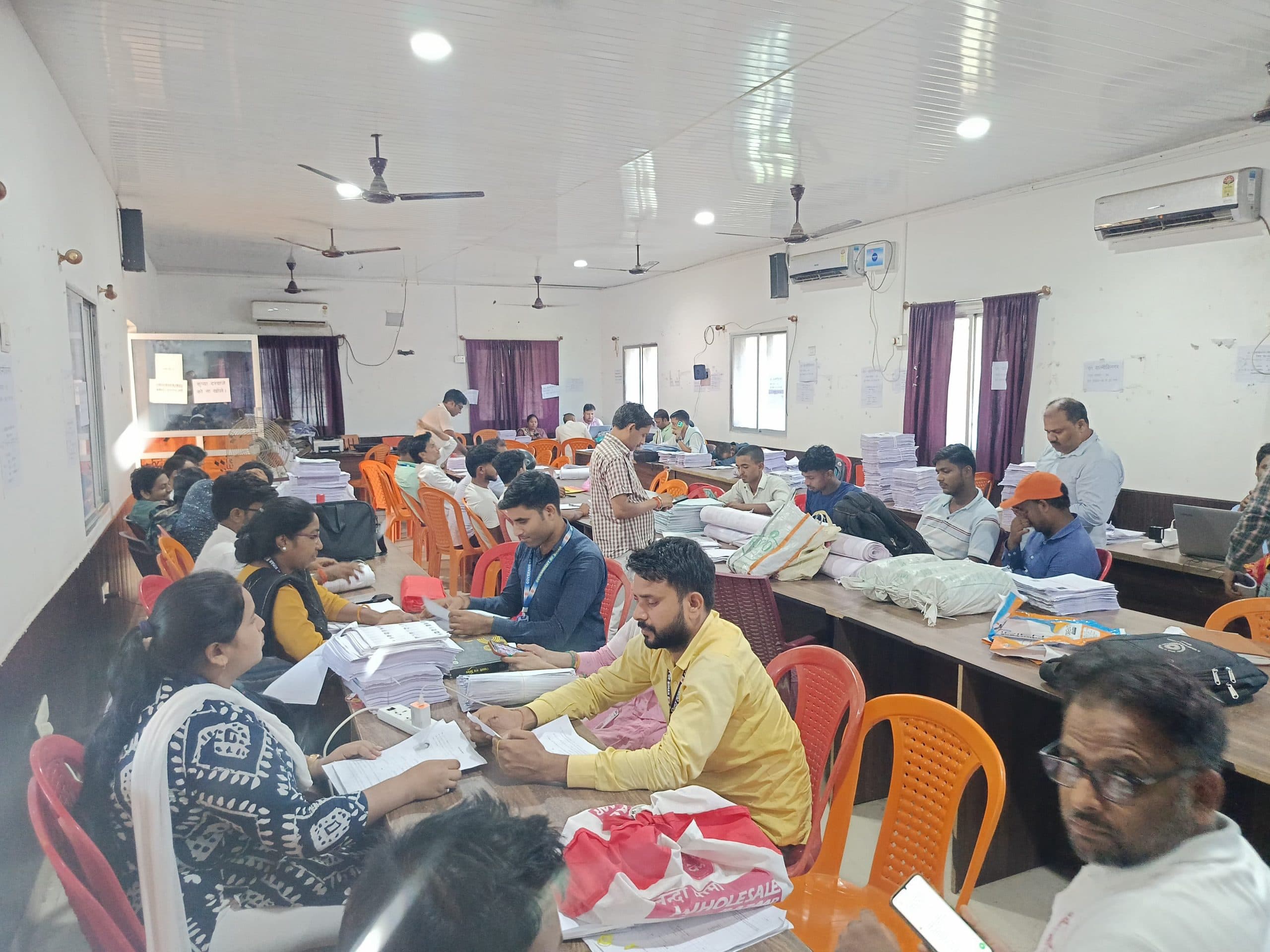 Bettiah : बीडीओ की निगरानी में जोरों पर मतदाता पुनरीक्षण कार्य