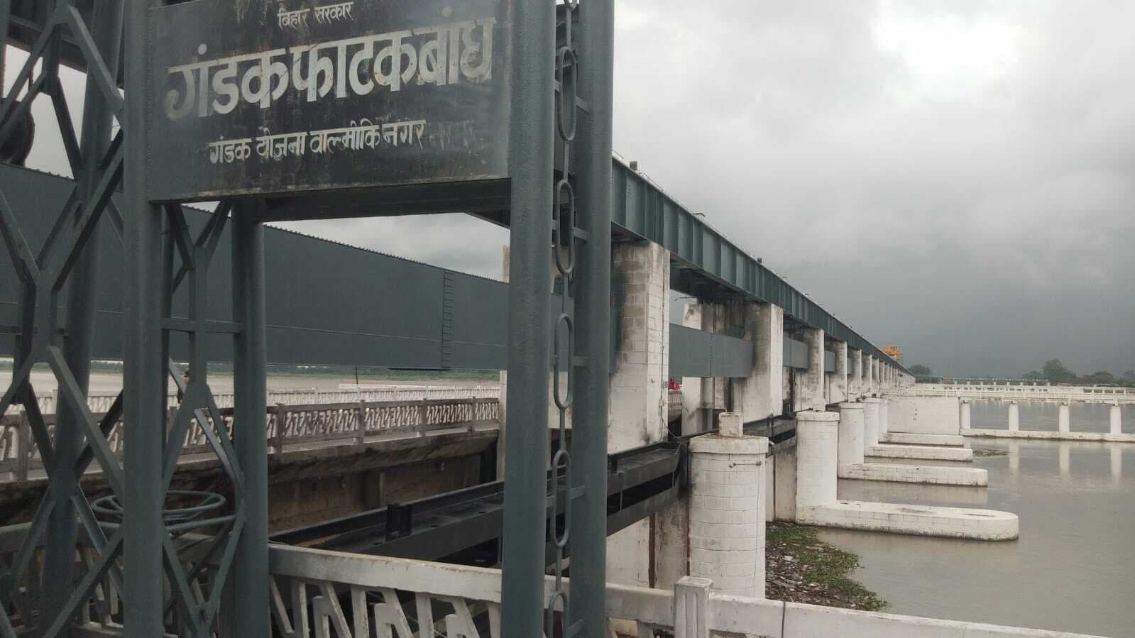 Bettiah : गंडक बराज वाल्मीकिनगर से गंडक नदी में छोड़ा गया 1 लाख 30 हजार 700 क्यूसेक पानी