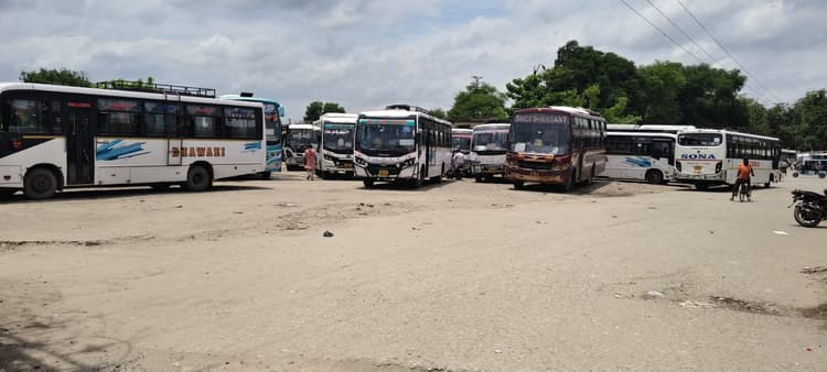 Motihari: छतौनी बस स्टैंड में थमी बस सेवा,परेशान रहे यात्री
