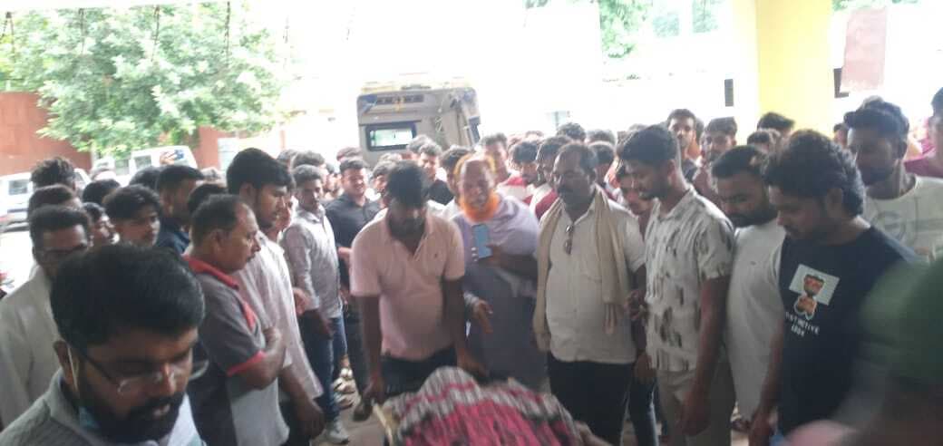 राजमहल: ट्रैक्टर के धक्के से बाइक चालक की मौत, दूसरा घायल