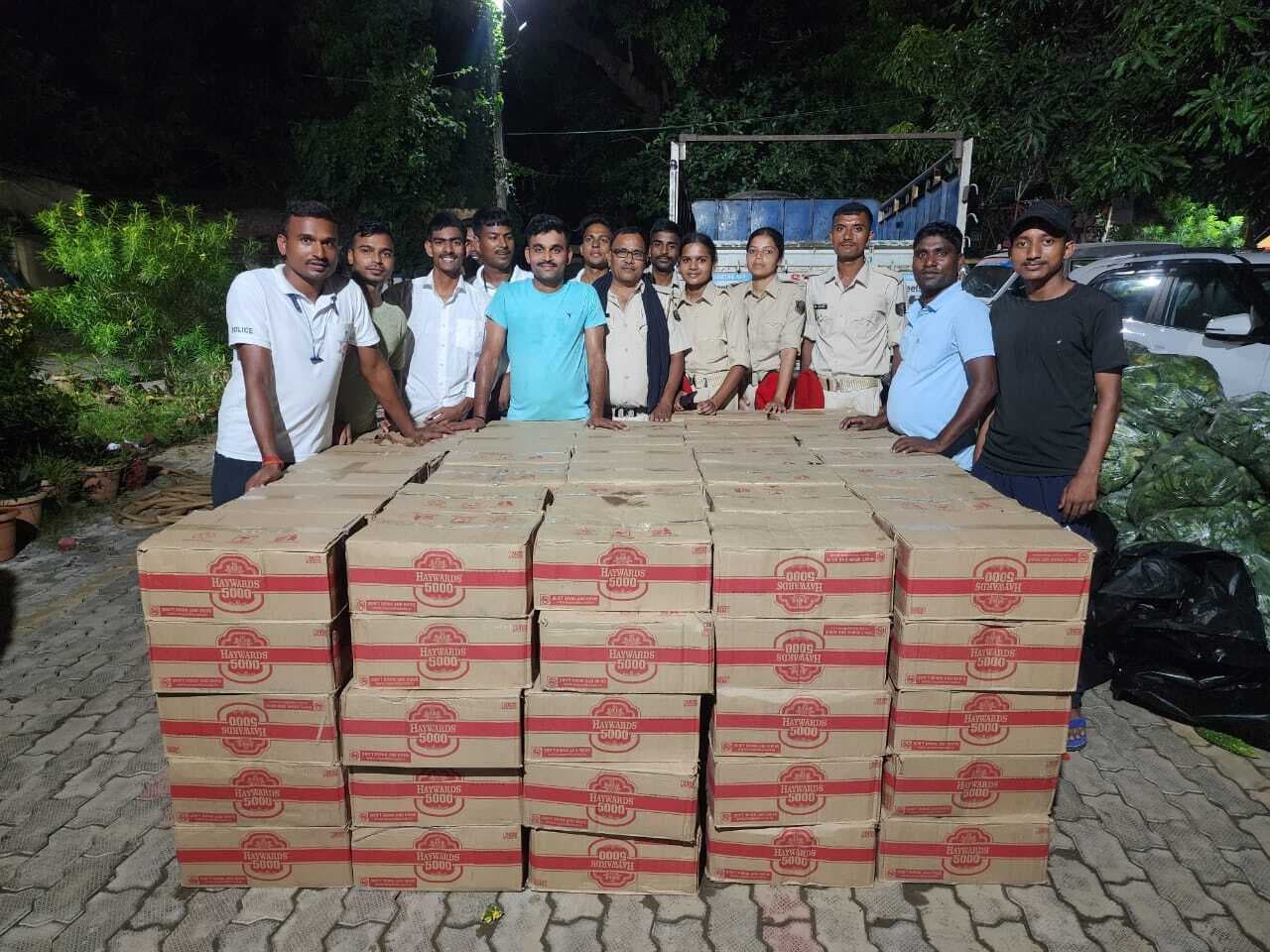 सब्जी लदी पिकअप से 1920 लीटर बियर पकड़ी, धंधेबाज फरार