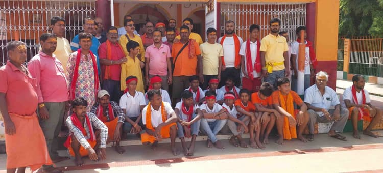 कांवरिया शिविर लगाने को बोलबम सेवा समिति के सदस्य हुए रवाना