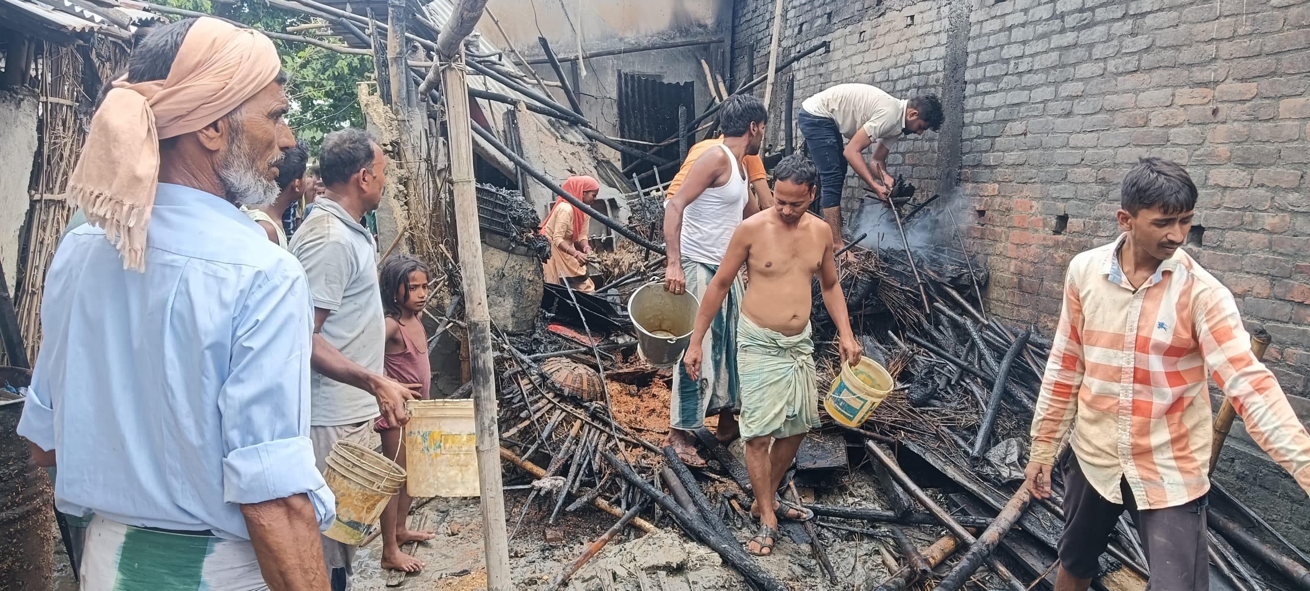 आग से दो घर जले, हजारों की क्षति