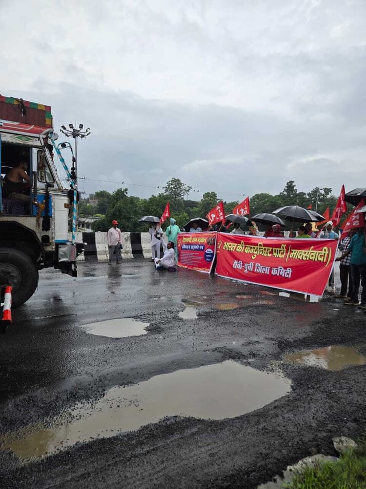 आम हड़ताल के समर्थन में बुंडू में किसान संगठन ने किया रांची-टाटा राष्ट्रीय मार्ग जाम