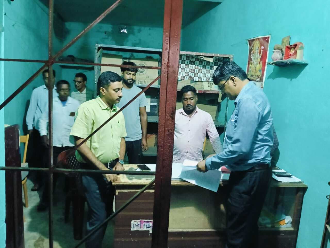 बीडीओ ने सरकारी शराब दुकानों को किया सील