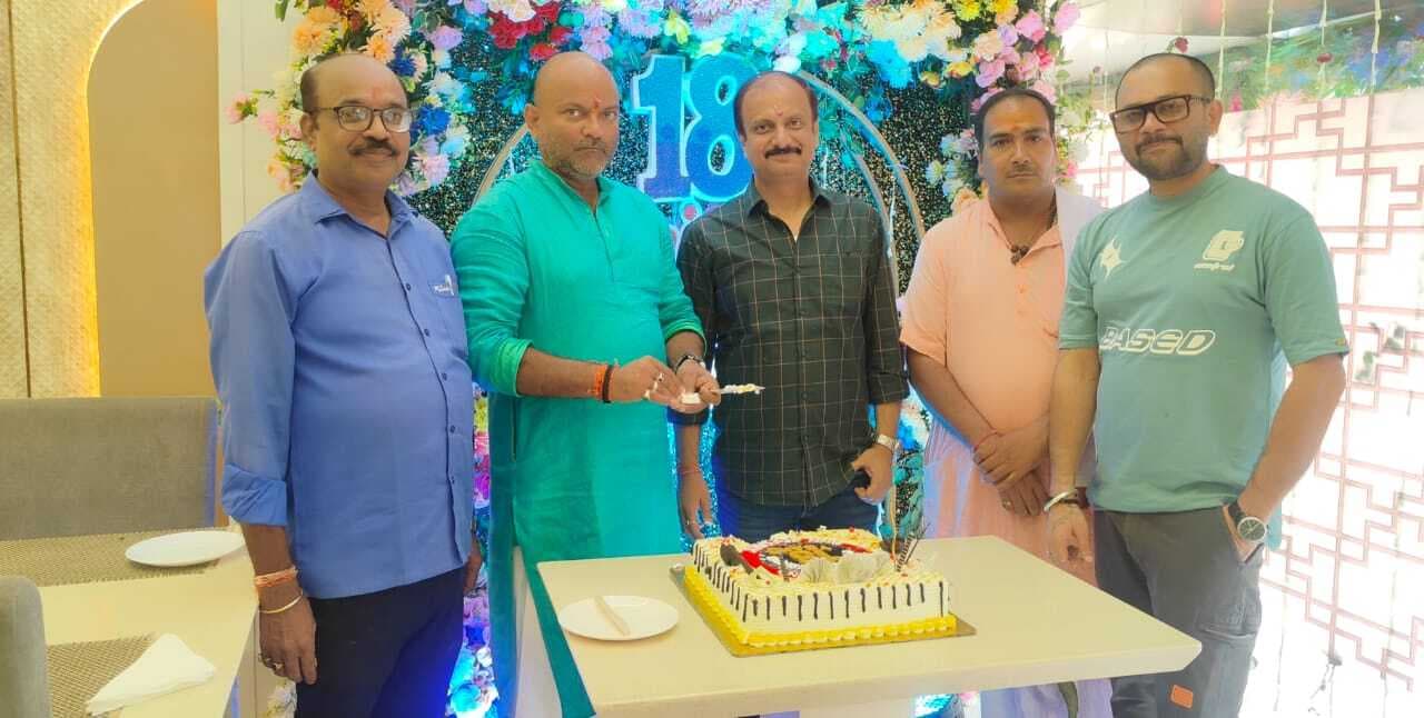 होटल मिलन ने पूरे किये 18 साल, ग्राहकों में प्रसाद वितरित