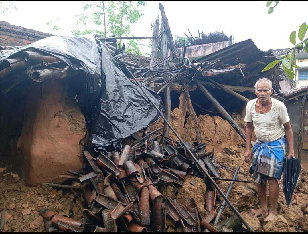 बारिश से मिट्टी का घर ढहा, परिवार हुआ बेघर