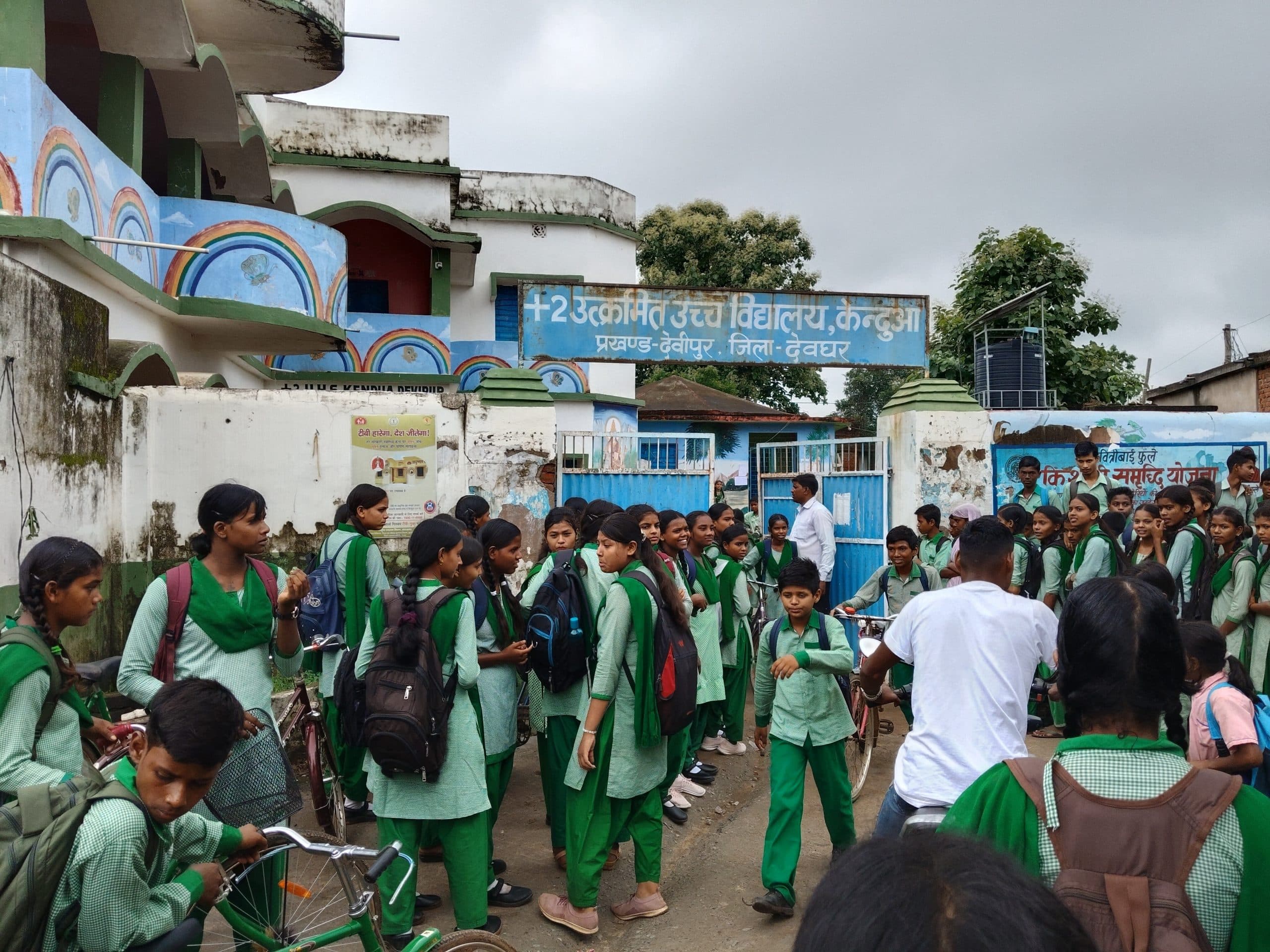 देवीपुर: स्कूल के 1800 विद्यार्थियों के लिए महज सात कमरे, परेशानी