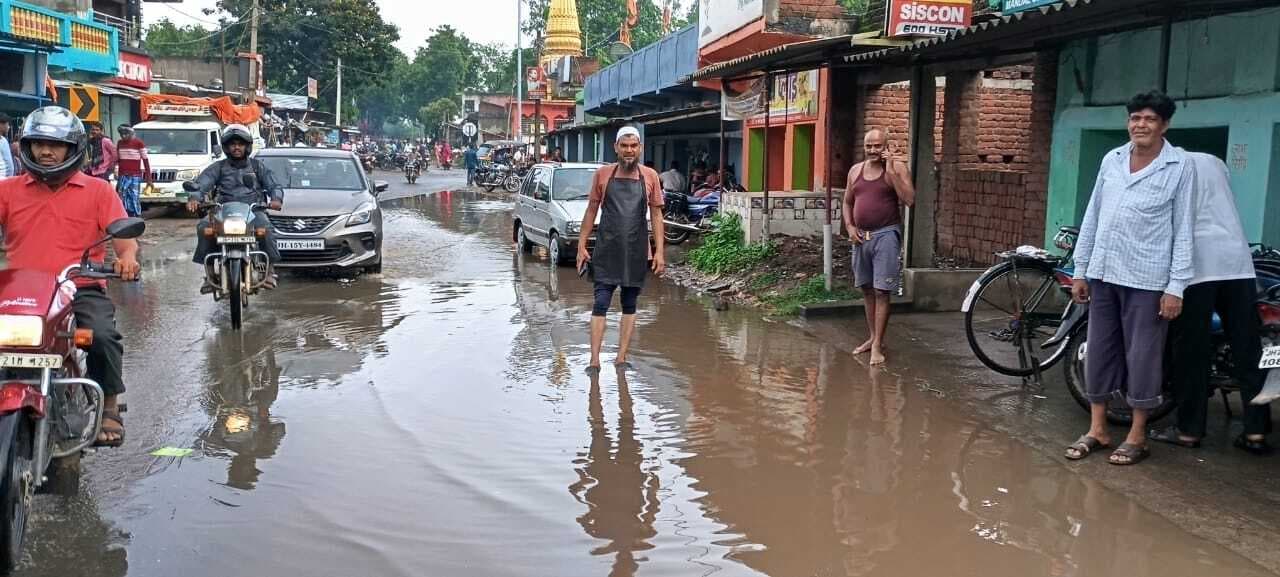 जल जमाव से लोगों को आवागमन में हो रही परेशानी