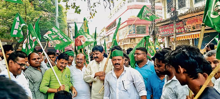Gopalganj News : मतदाता सूची पुनरीक्षण के खिलाफ सड़क पर उतरा विपक्ष, हाइवे पर किया प्रदर्शन