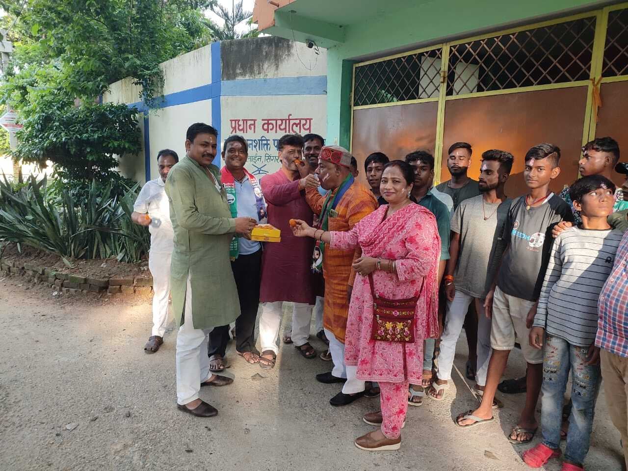 युवा आयोग के गठन पर कार्यकर्ताओं ने मनाई खुशी