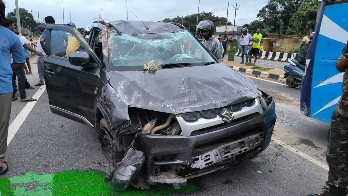 केसीबी काॅलेज के प्राचार्य की कार पलटी, बुलेट सवार युवक-युवती गंभीर, रिम्स रेफर