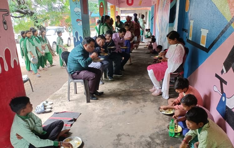 Bokaro News : बीडीओ ने किया चंद्रा विद्यालय का निरीक्षण, मिली अनियमितता