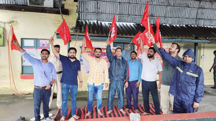 Bokaro News : रनिंग स्टाफ ने किया धरना-प्रदर्शन