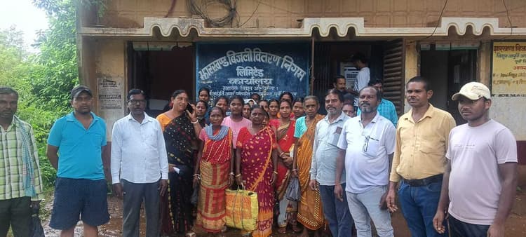 East Singhbhum News : नुआग्राम में एक माह से बिजली नहीं, महिलाओं ने किया प्रदर्शन