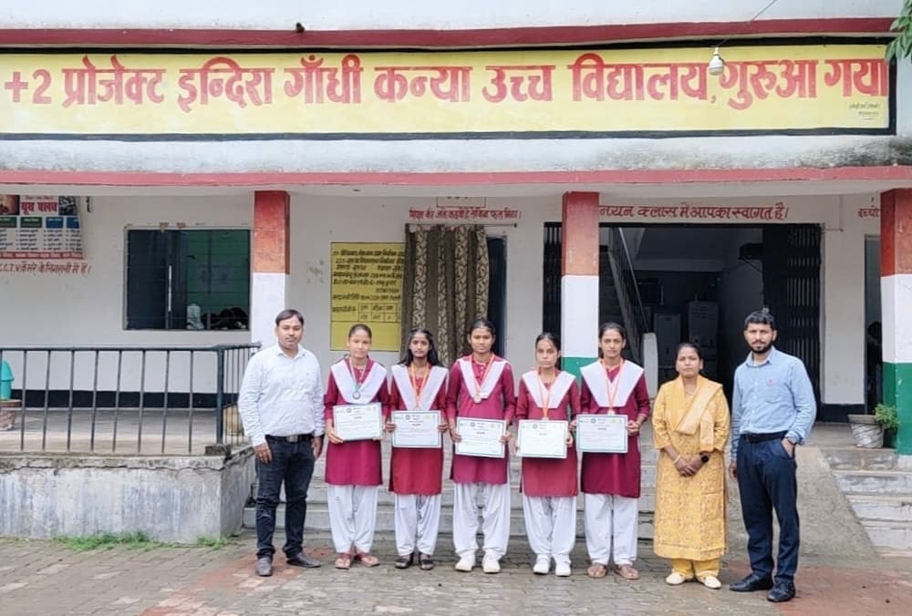 प्लस टू प्रोजेक्ट कन्या उच्च विद्यालय में प्रतिभावान छात्राओं का सम्मान
