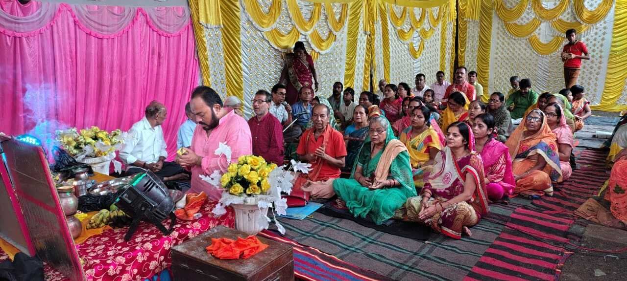 योग मित्र मंडल योगाश्रम में हुई विशेष पूजा