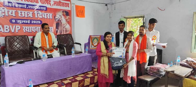 मेहंदी प्रतियोगिता में अंजली प्रथम व कोमल को मिला दूसरा स्थान
