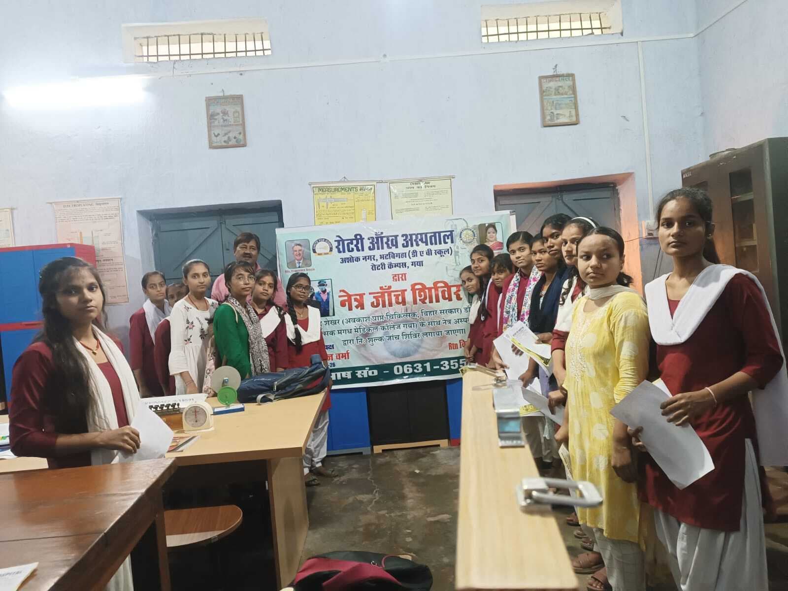 रोटेरियन ने करायी अपनी आंखों की जांच