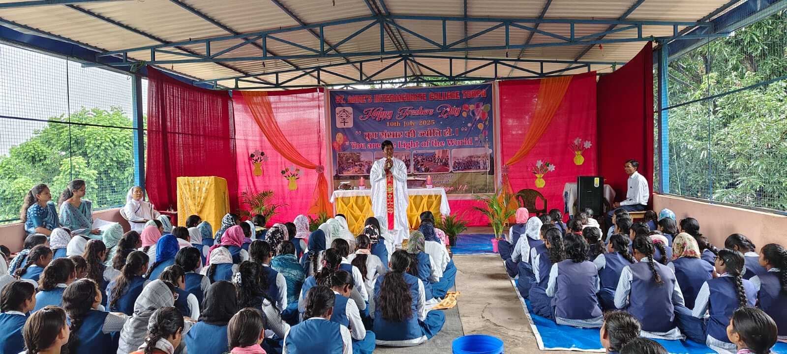 संत अन्ना इंटर कॉलेज में फ्रेशर डे का आयोजन