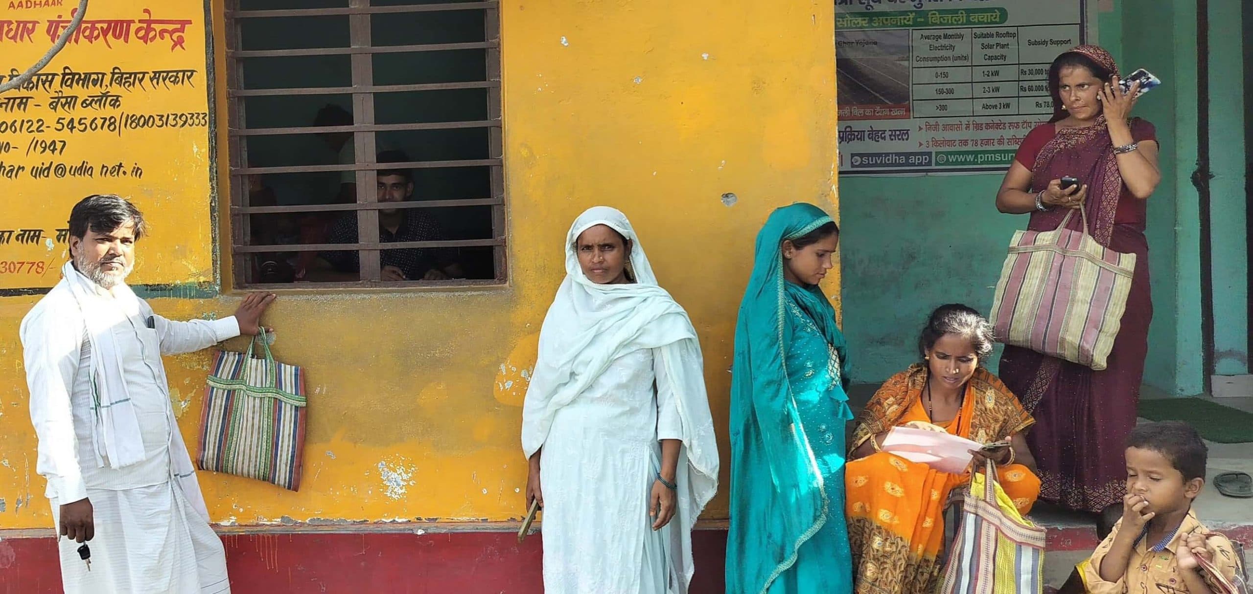 राशन कार्ड के लिए आधार अपडेट कराने उमड़ रही भीड़, दों सेंटर पर सुबह से लंबी कतार