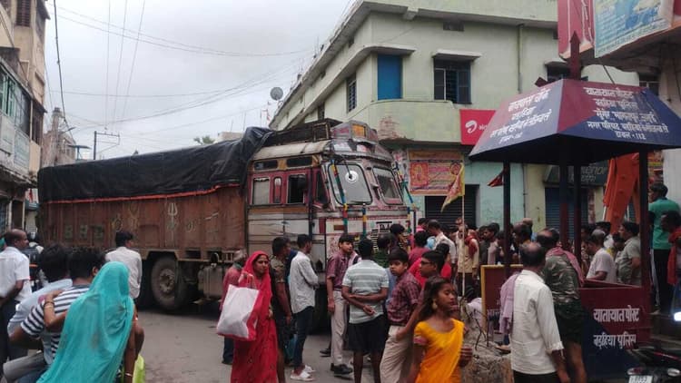 बाइपास मोड़ पर ट्रक के खराब होने से दो घंटे तक यातायात ठप