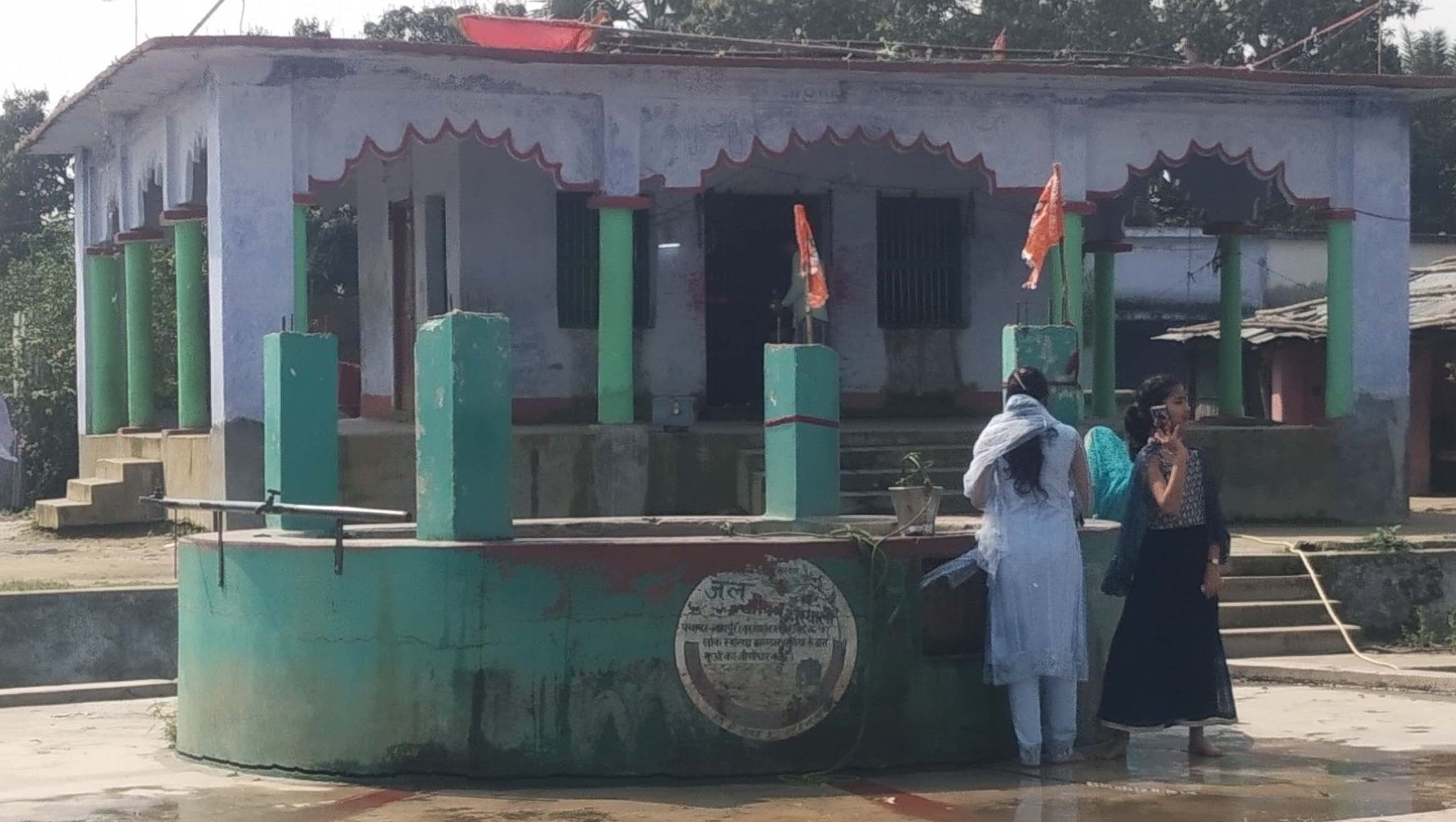 सावन में बटेश्वर स्थान से जल उठाकर बाबा वरूणेश्वर स्थान का अभिषेक करने की परंपरा