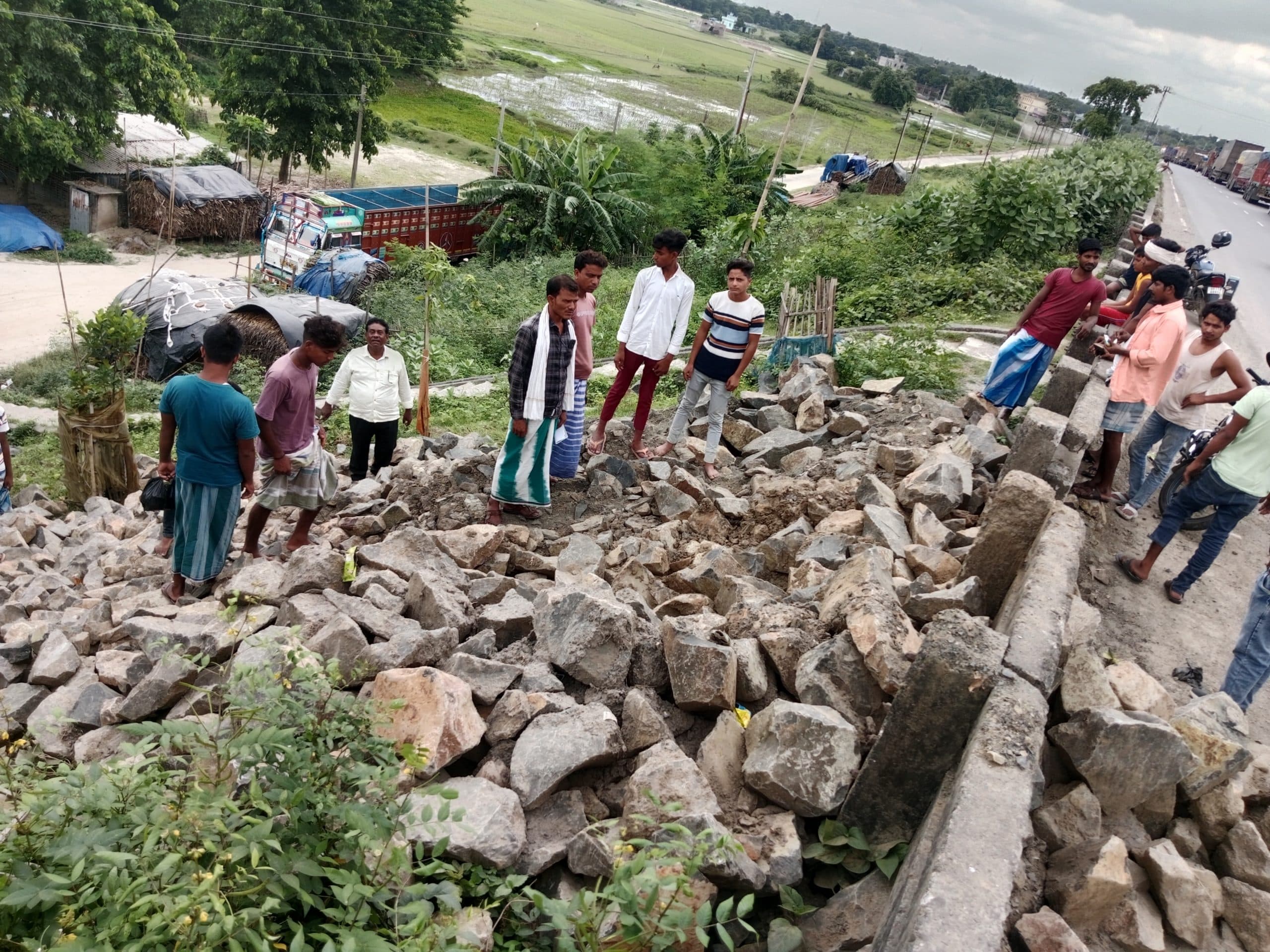 एनएच 31 डांगराहा पुल के पास बोल्डर देने में लापरवाही, दुर्घटना की आशंका