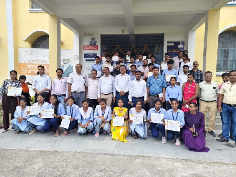 एलआइसी ने छात्रों को किया पुरस्कृत